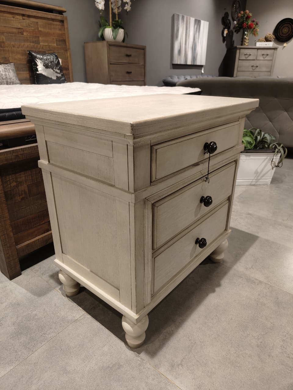 B712-93 - NIGHTSTAND - OUTLET