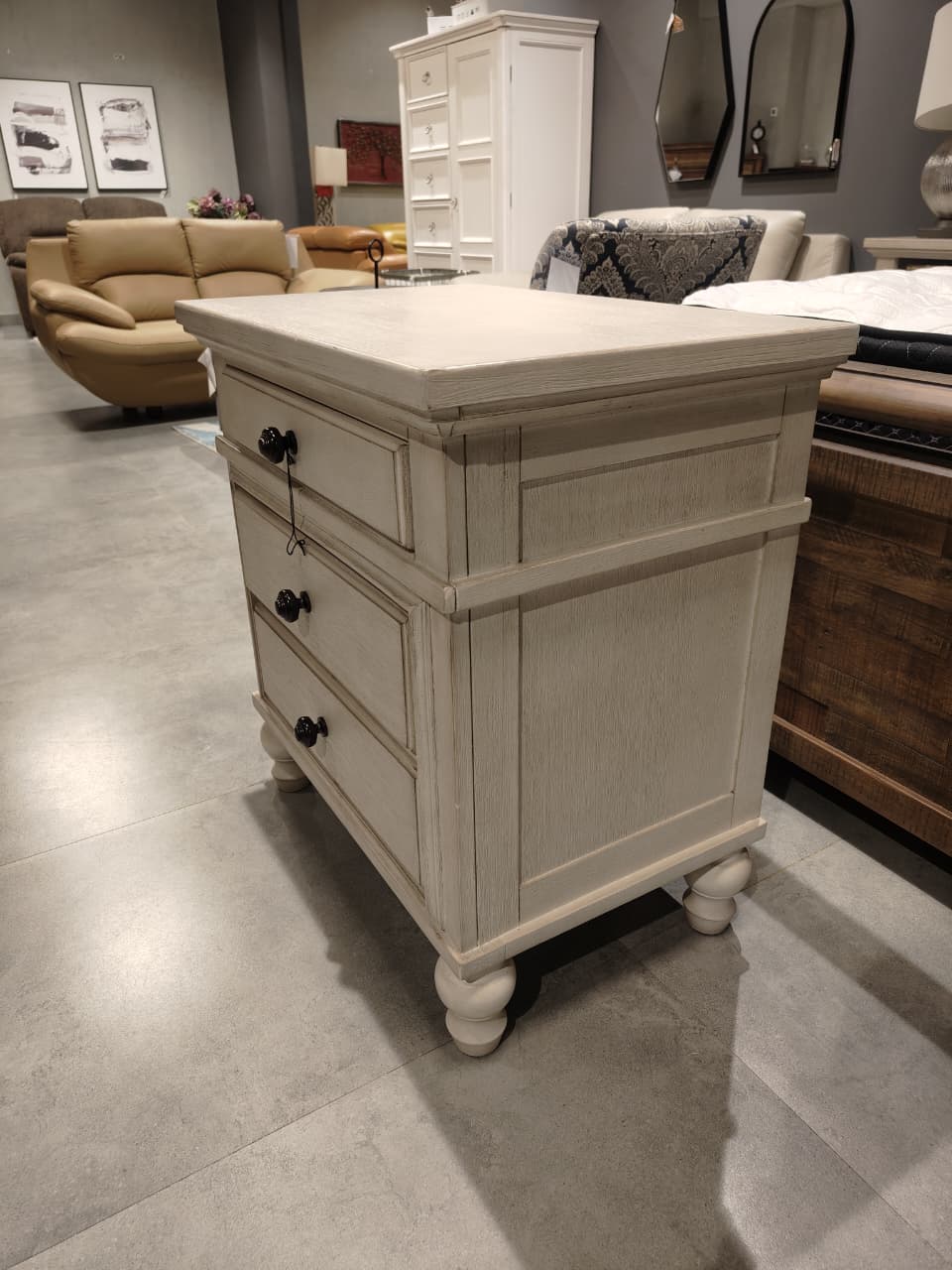 B712-93 - NIGHTSTAND - OUTLET