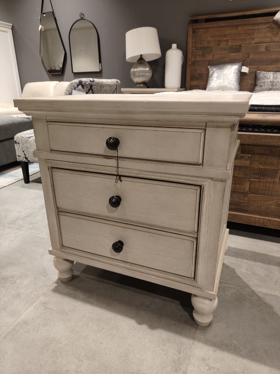 B712-93 - NIGHTSTAND - OUTLET