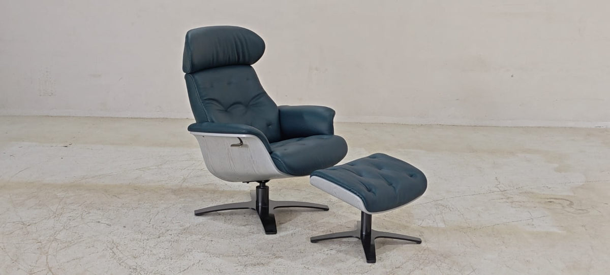 A938(5) - CHAIR+OTTOMAN - BLR WH