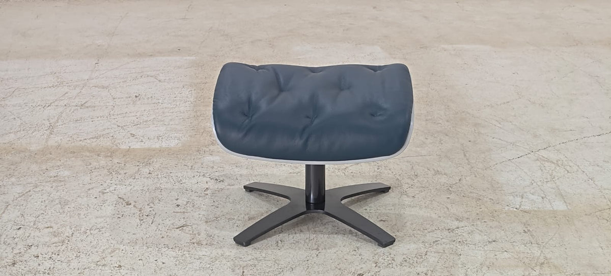 A938(5) - CHAIR+OTTOMAN - BLR WH