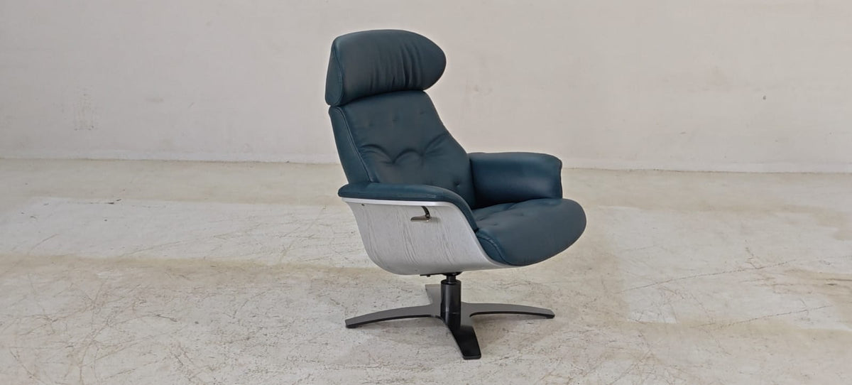 A938(5) - CHAIR+OTTOMAN - BLR WH