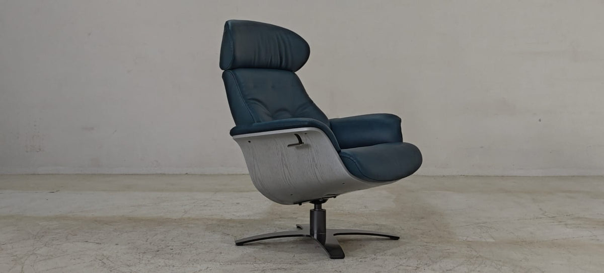 A938(5) - CHAIR+OTTOMAN - BLR WH
