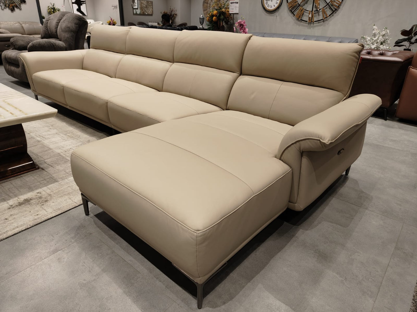 8202 - 4.5 SEATER+CHAISE - OUTLET