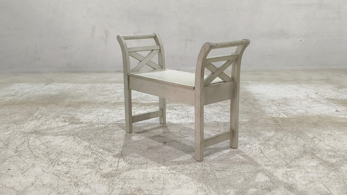 A4000036 - ACCENT CHAIR - BLR WH