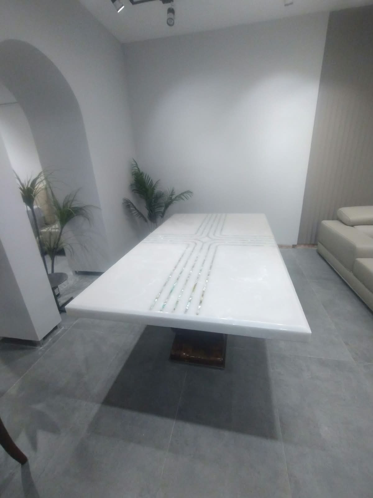 CRESCENT - DINING TABLE - STJ