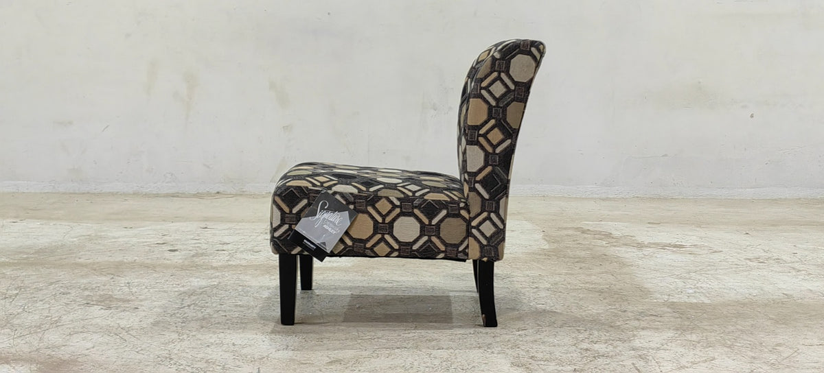 9910160(2) - ACCENT CHAIR - BLR WH