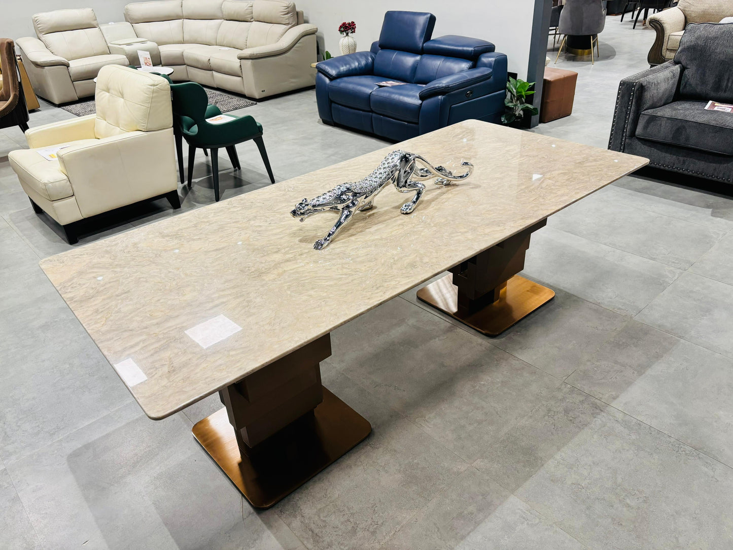 21052-D - DINING TABLE - OUTLET