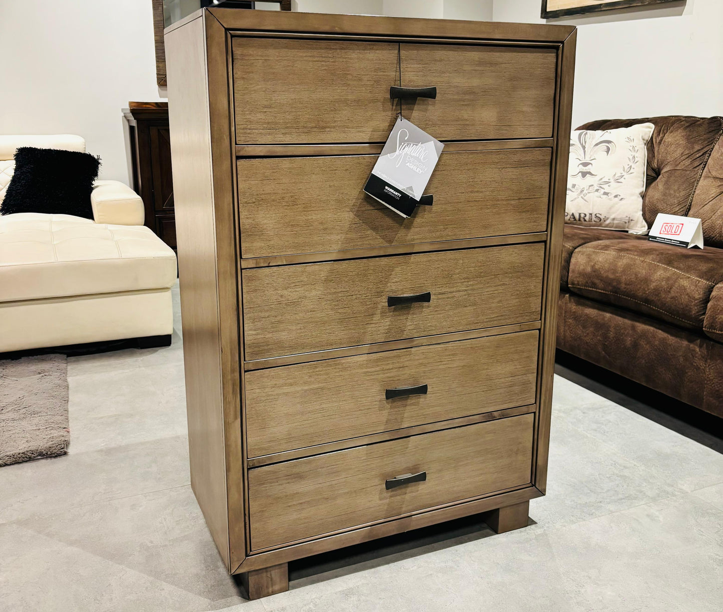 B552-46 - CHEST OF DRAWER - OUTLET