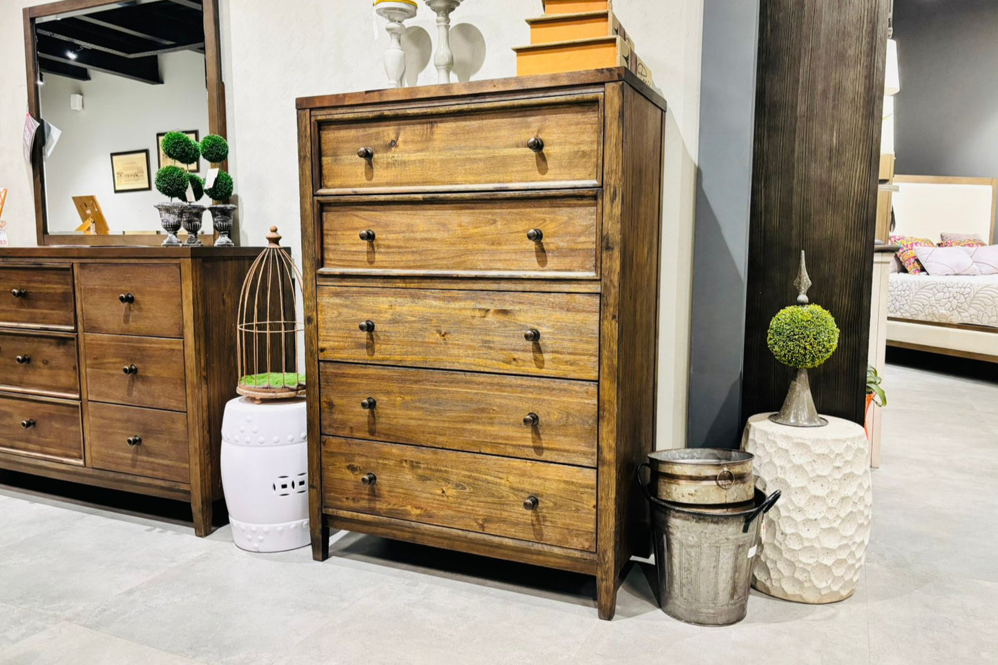 B513-46(2) - CHEST OF DRAWER - OUTLET