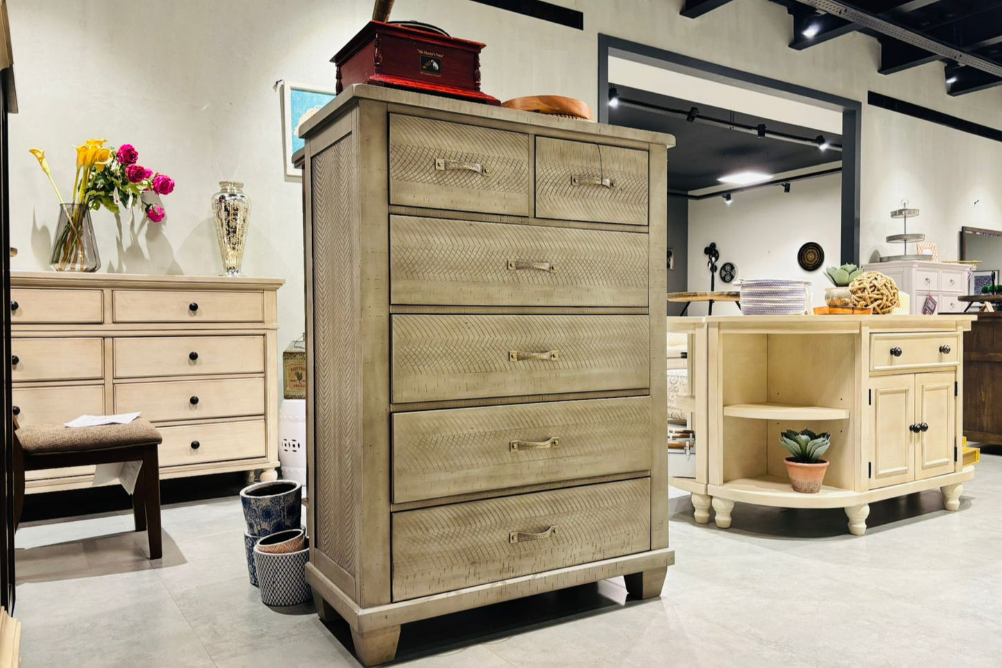 B639-46 - CHEST OF DRAWER - OUTLET