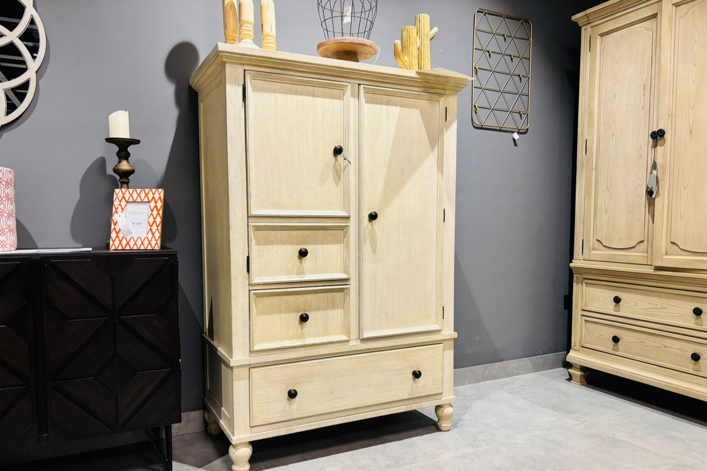 B712-48 - CHEST OF DRAWERS - OUTLET
