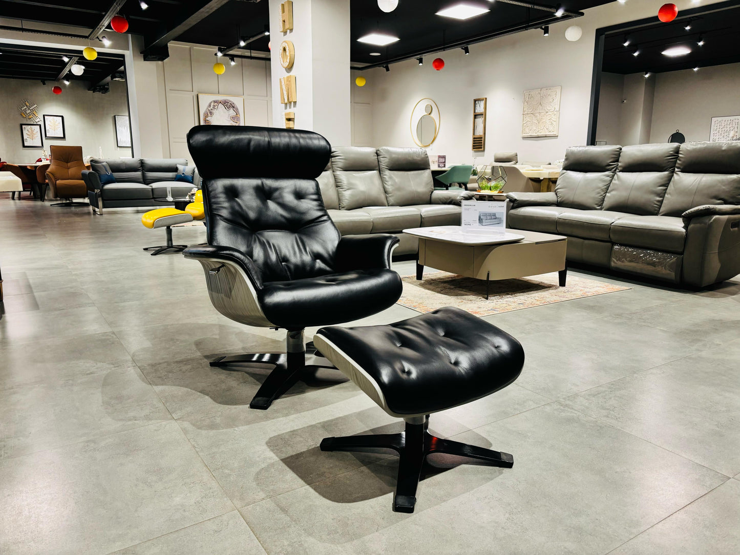 A938 - CHAIR+OTTOMAN - OUTLET