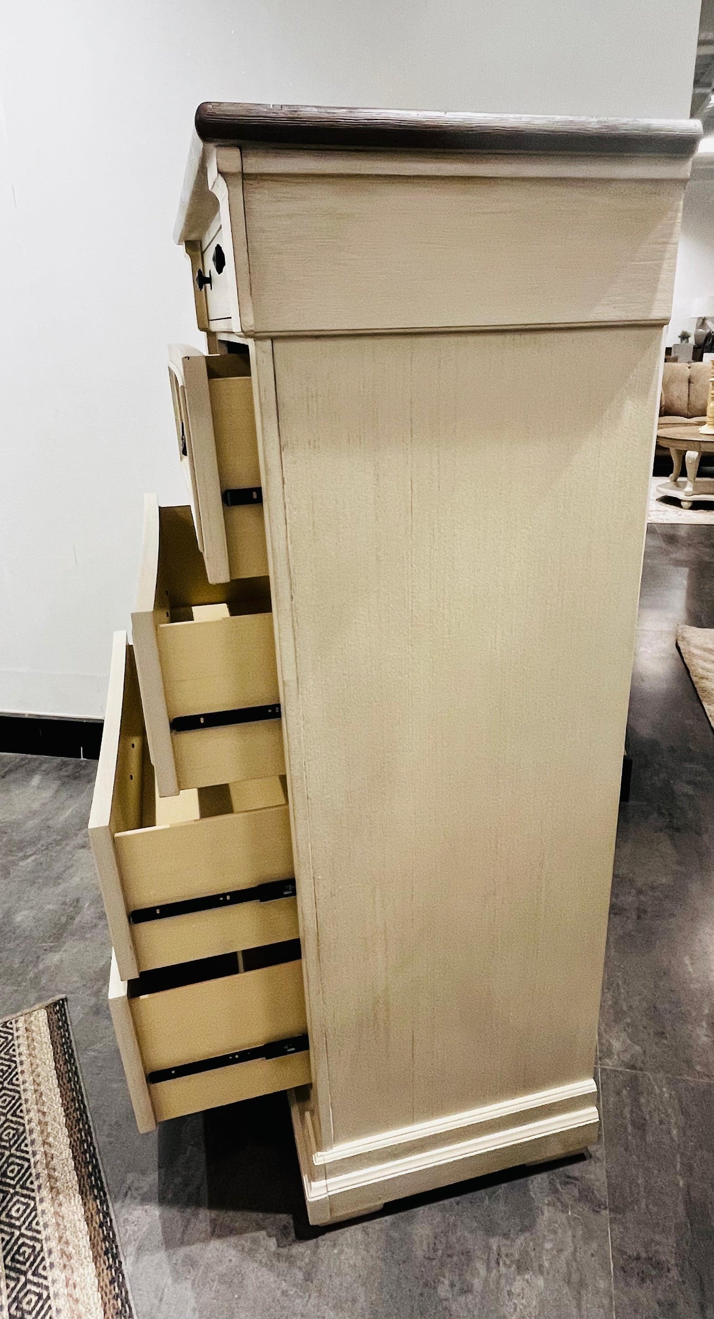 B647-146 - CHEST OF DRAWER - NAR