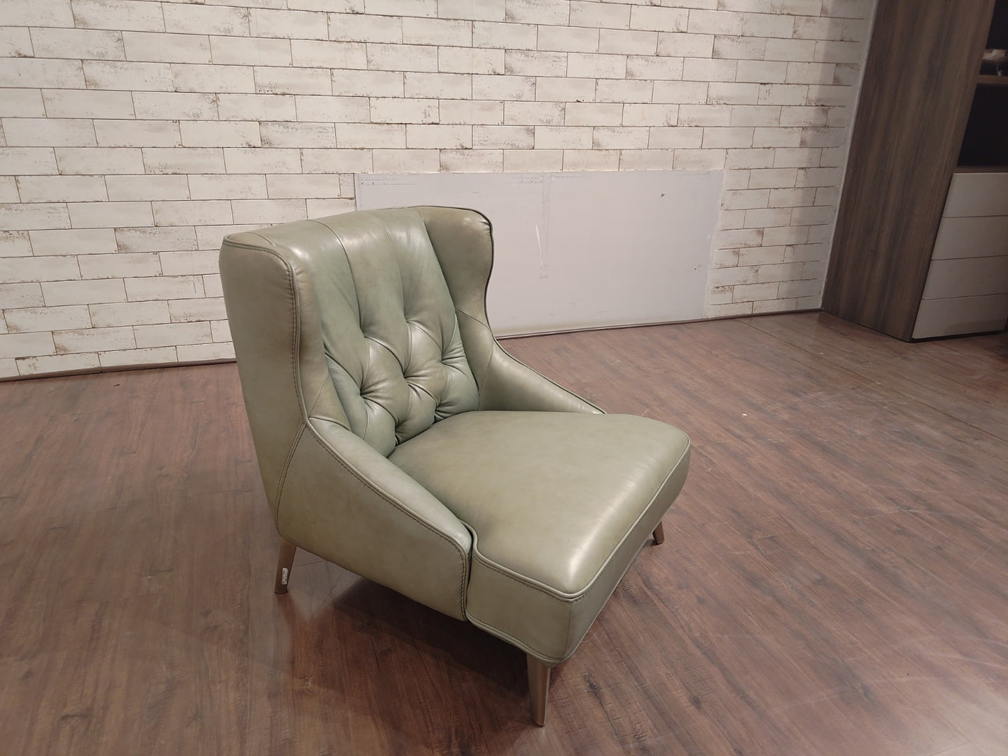 11740 - ACCENT CHAIR - MDP