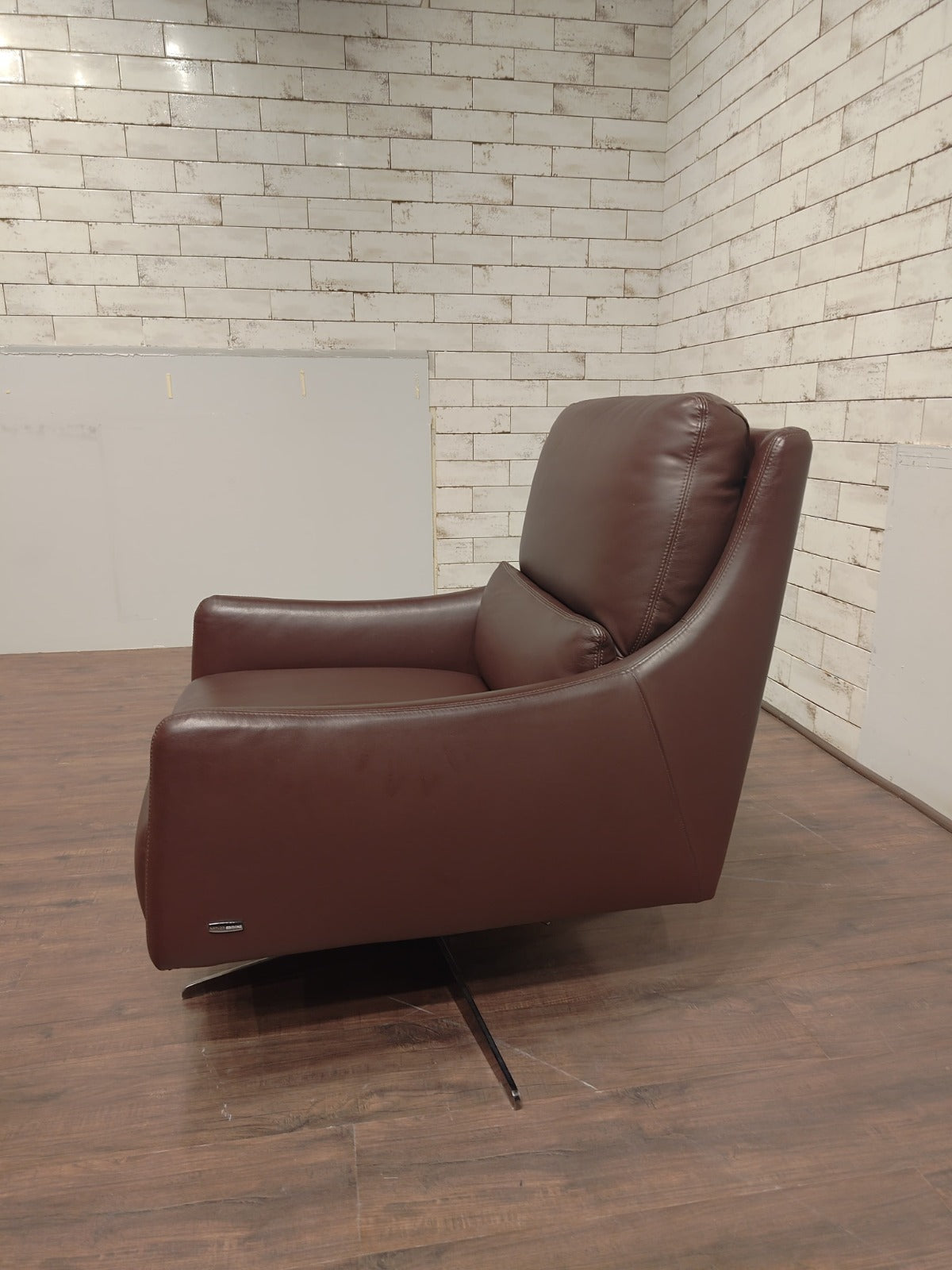 C065-066-24 - ARM CHAIR - BWDD