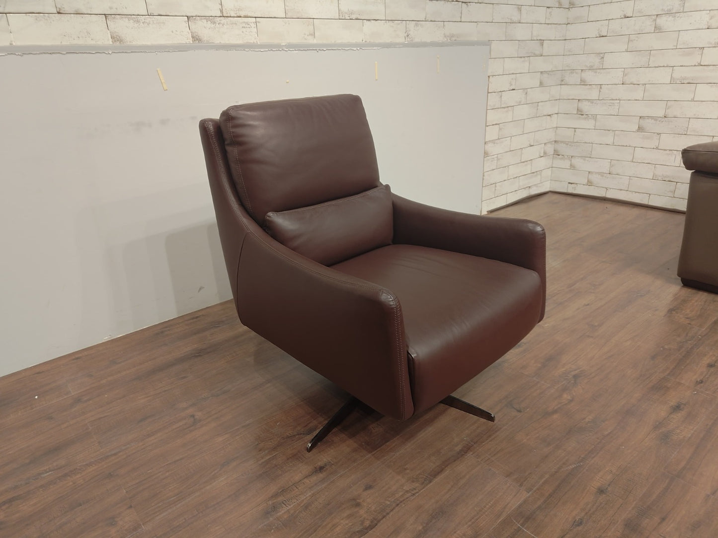 C065-066-24 - ARM CHAIR - BWDD