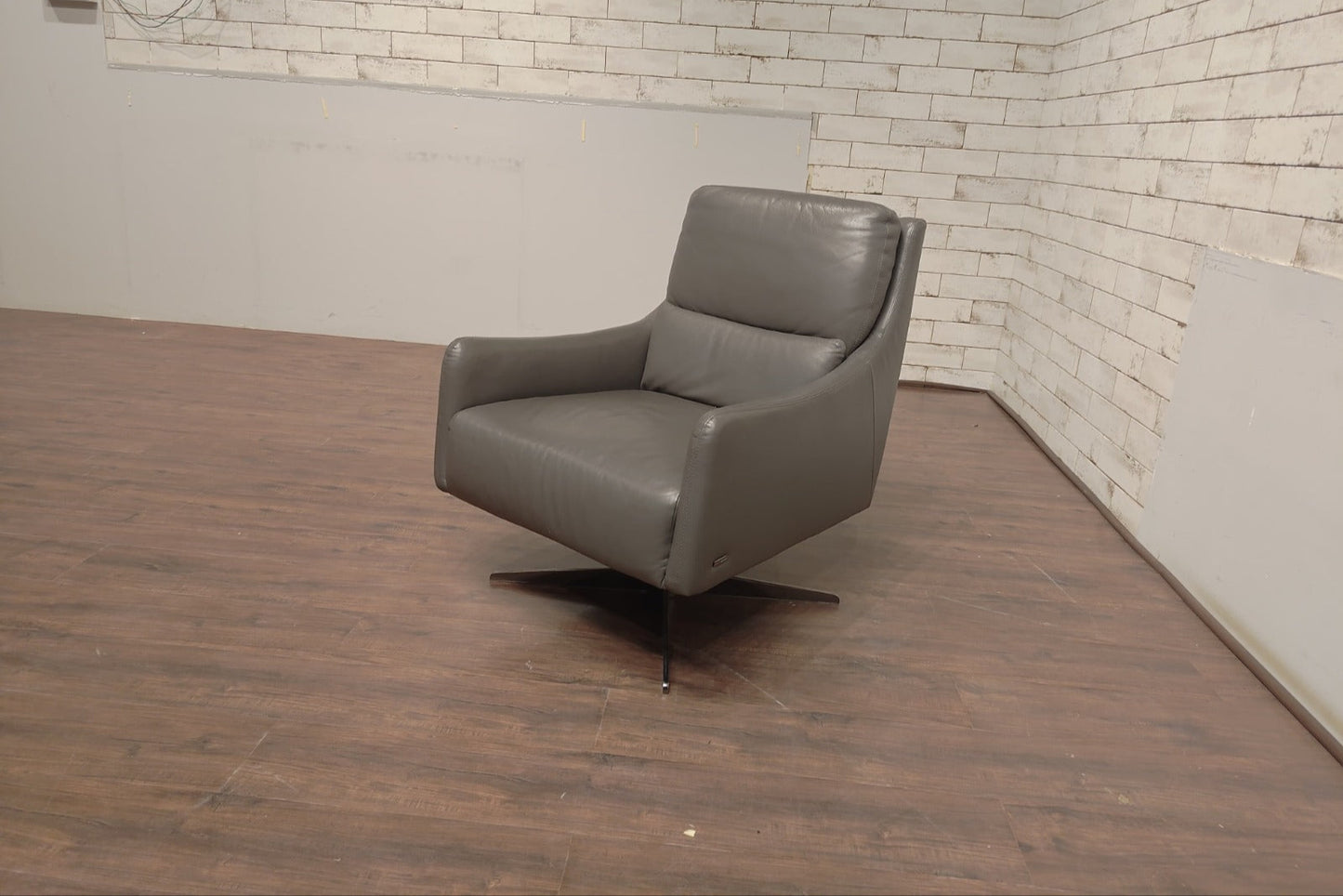 C065-066-24 - ARM CHAIR - BWDD