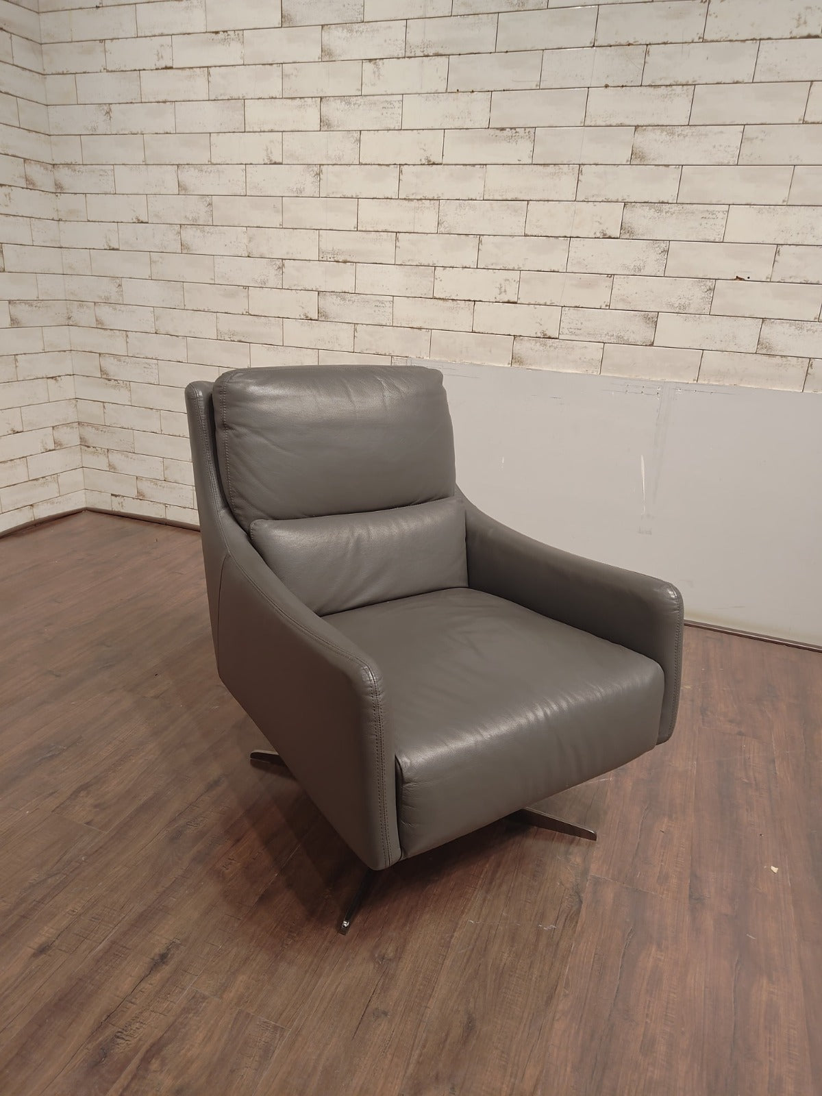 C065-066-24 - ARM CHAIR - BWDD