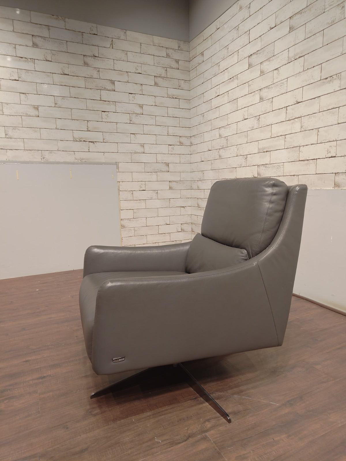 C065-066-24 - ARM CHAIR - BWDD