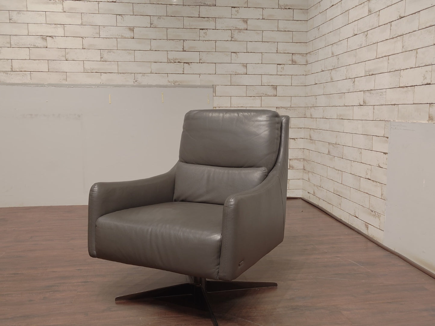C065-066-24 - ARM CHAIR - BWDD