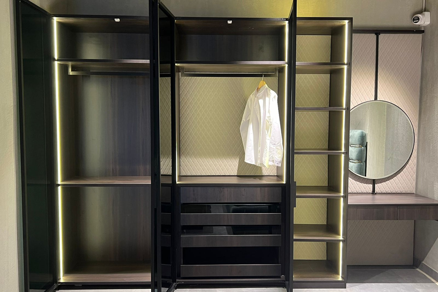 DAS-28 - WARDROBE+DRESSER MIRROR - HYD DASH(BESPOKE)