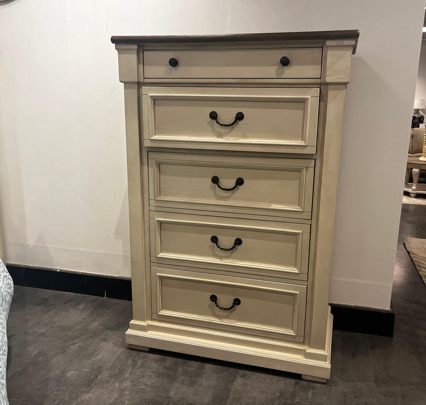 B647-146 - CHEST OF DRAWER - NAR