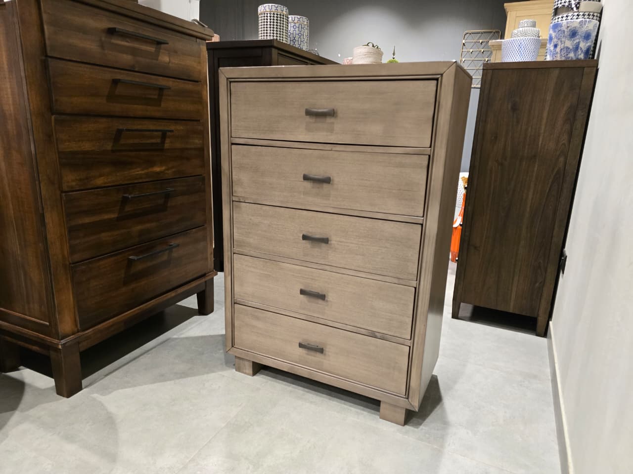 B552-46 - CHEST OF DRAWER - OUTLET