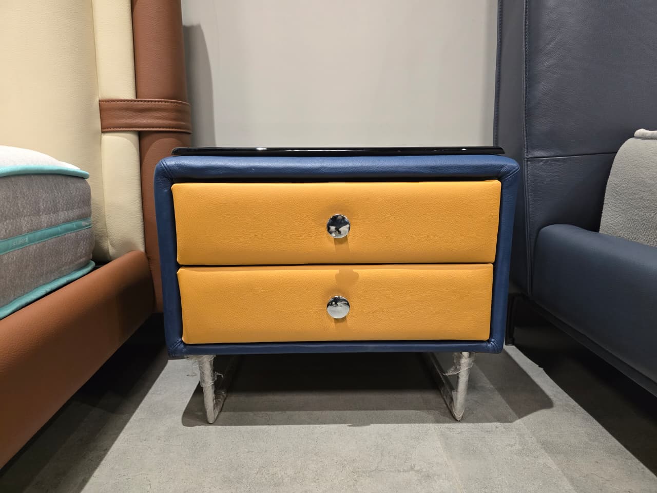 CUST-D277(2) - NIGHTSTAND - OUTLET
