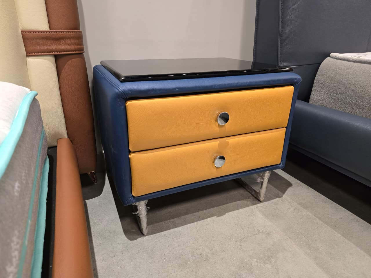 CUST-D277(2) - NIGHTSTAND - OUTLET