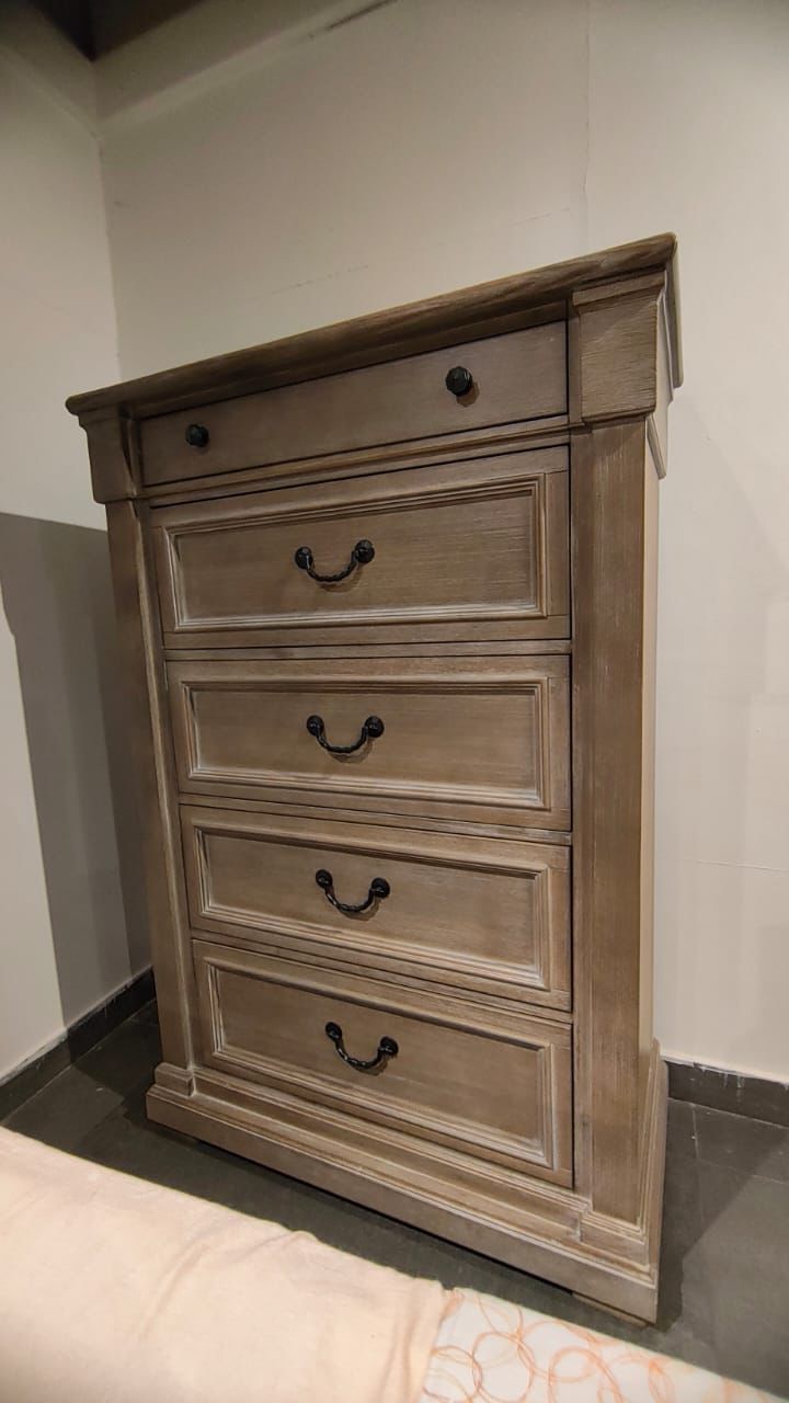 B799-46 - CHEST OF DRAWERS - WFD