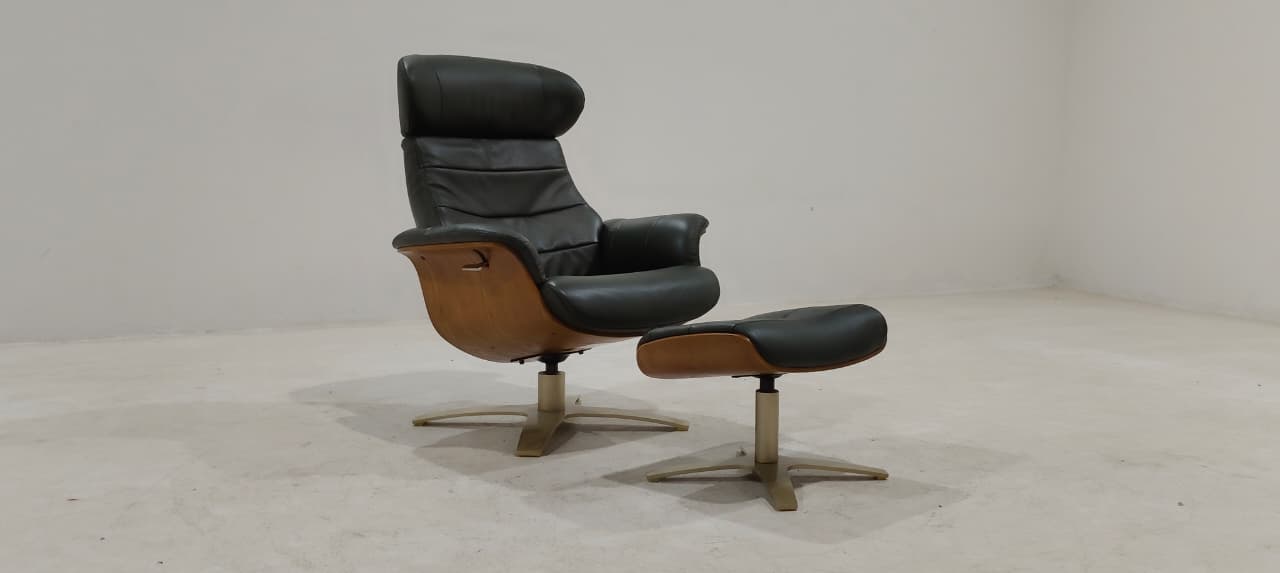 A928(3) - CHAIR+OTTOMAN - BLR WH