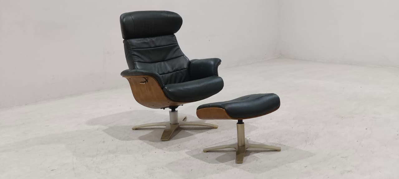 A928(3) - CHAIR+OTTOMAN - BLR WH