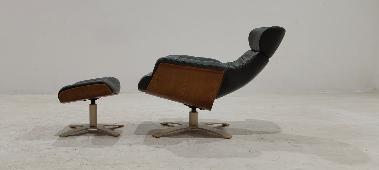 A928(3) - CHAIR+OTTOMAN - BLR WH