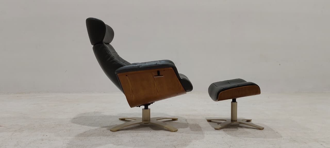 A928(3) - CHAIR+OTTOMAN - BLR WH