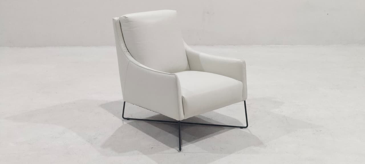 B903-003-14(2) - ARM CHAIR - BLR WH