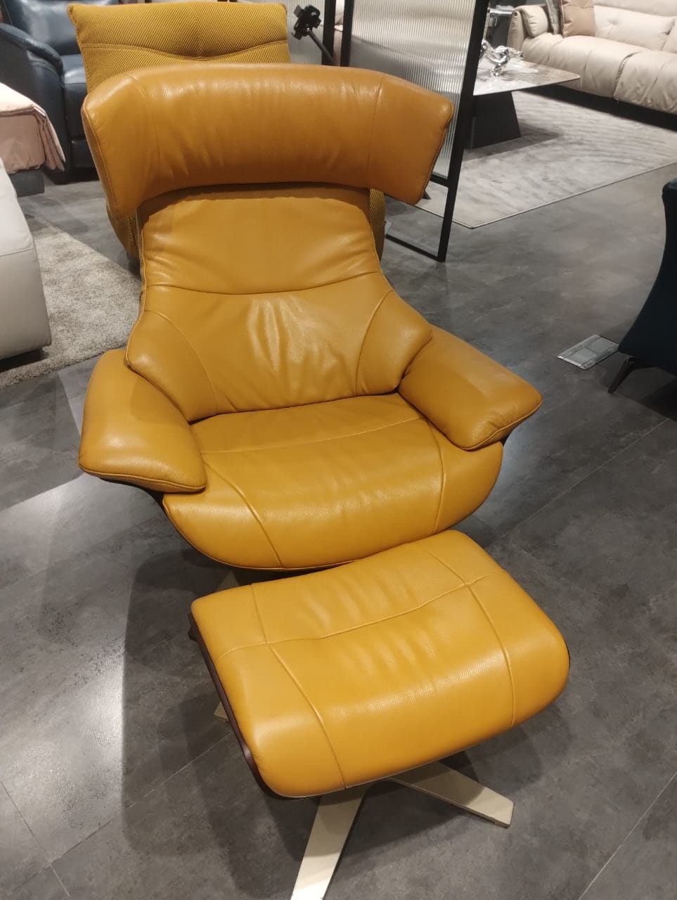 A928 - CHAIR+OTTOMAN - STJ