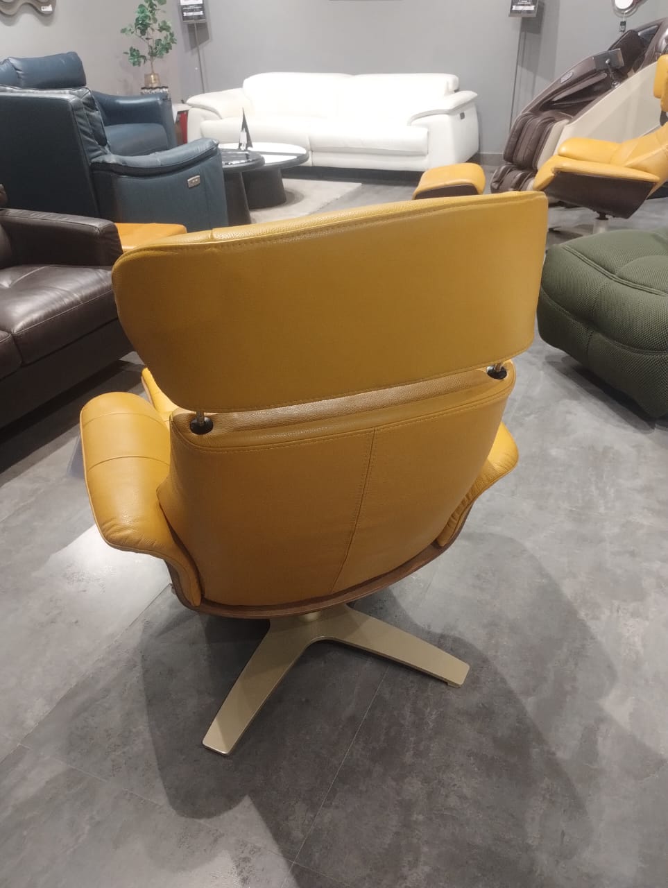 A928 - CHAIR+OTTOMAN - STJ