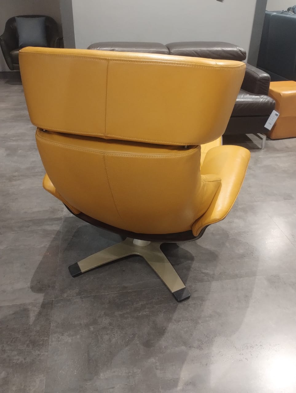 A928 - CHAIR+OTTOMAN - STJ