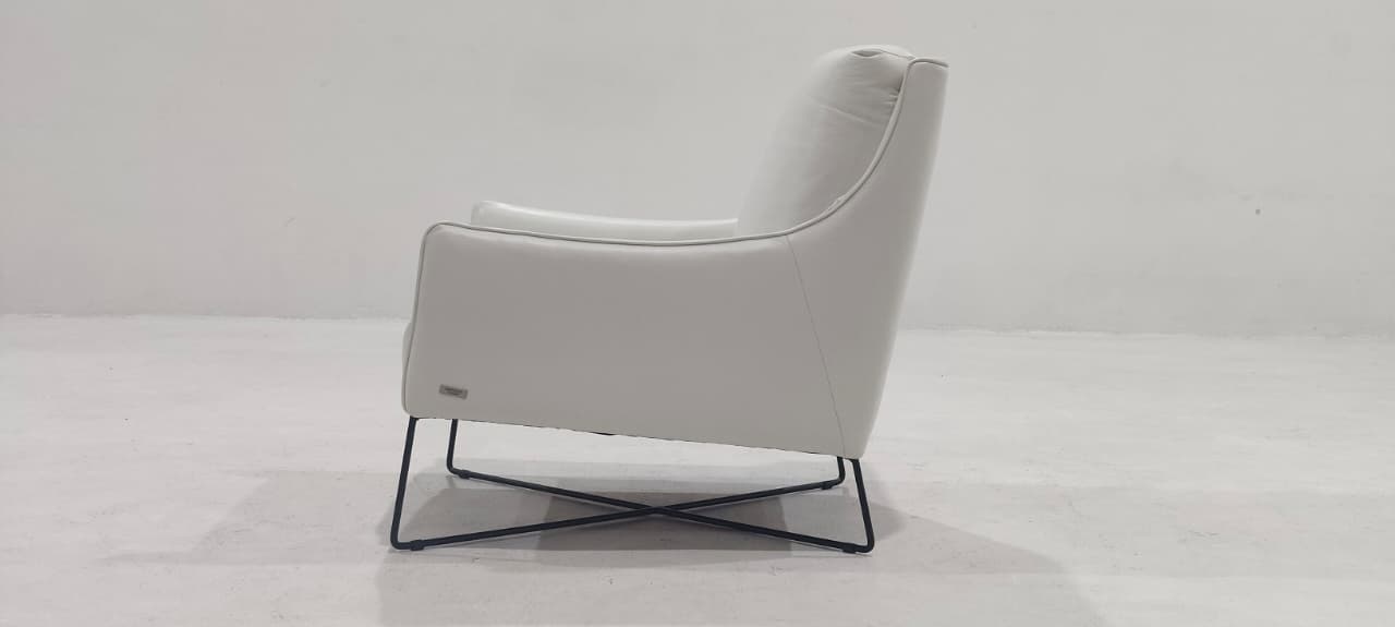 B903-003-14(2) - ARM CHAIR - BLR WH