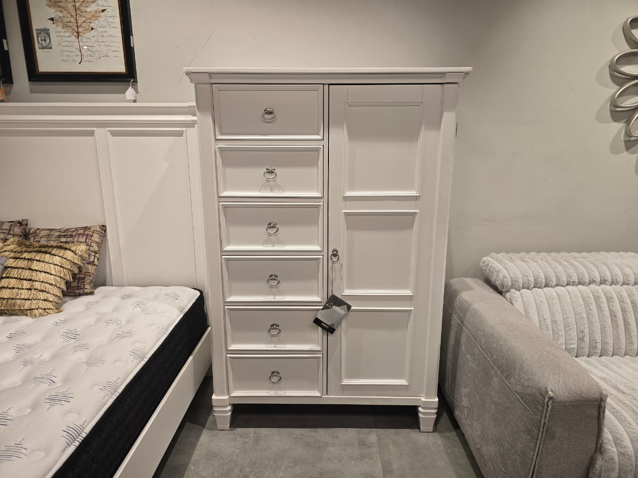 B672-48 - CHEST OF DRAWER - OUTLET