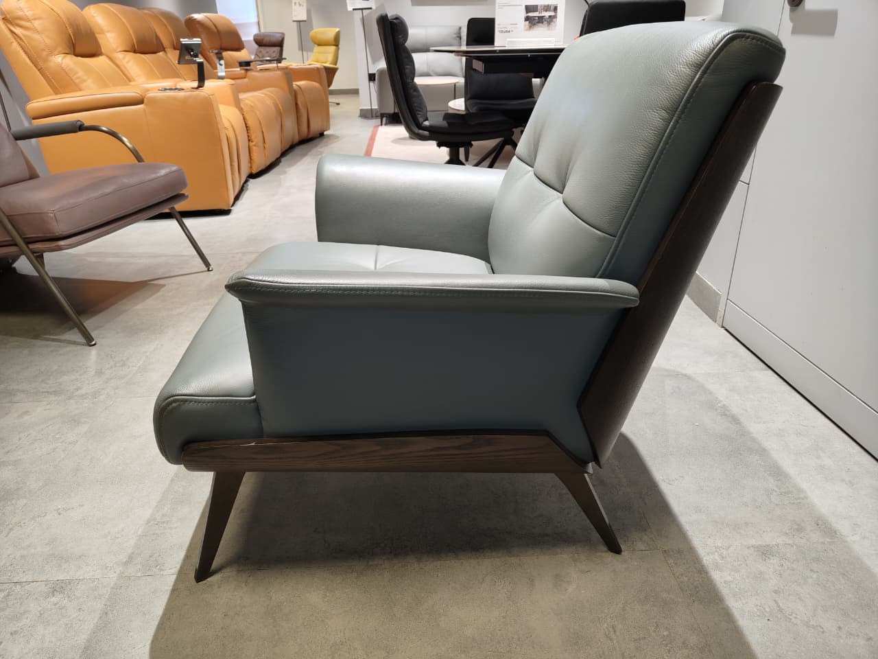 A052(2) - ACCENT CHAIR - IND