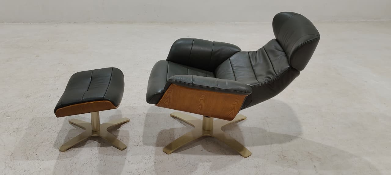 A928(3) - CHAIR+OTTOMAN - BLR WH