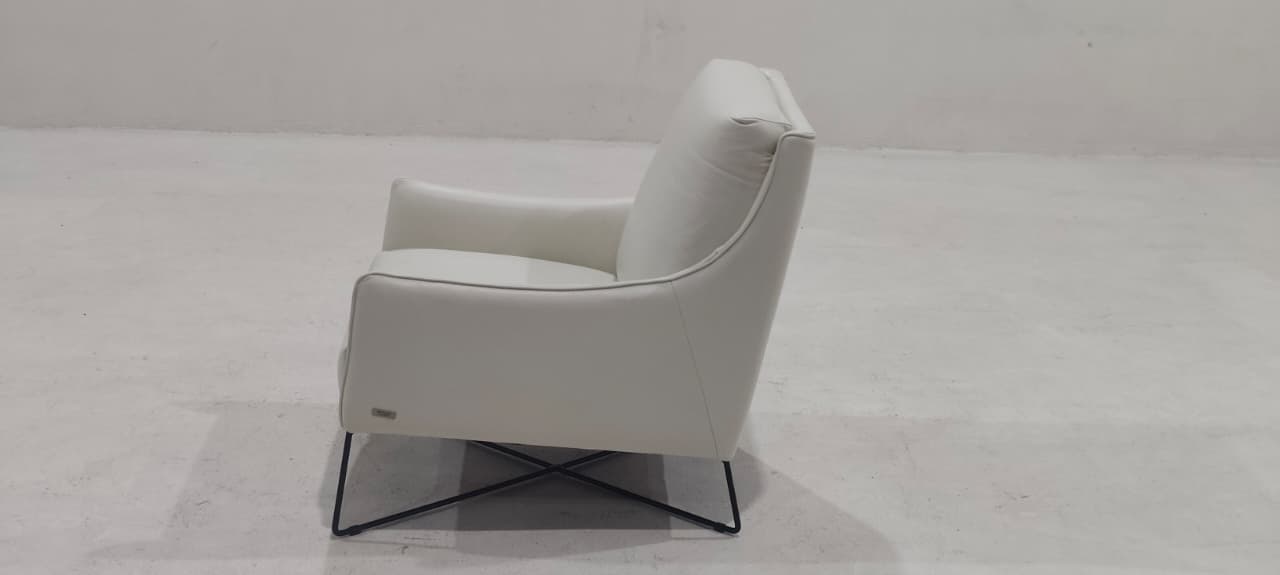 B903-003-14(2) - ARM CHAIR - BLR WH