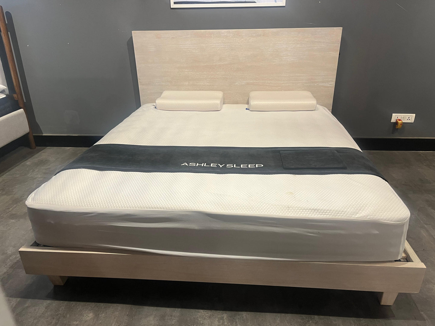 B872-56W1+58W1(1) - KING PANEL BED - NAR