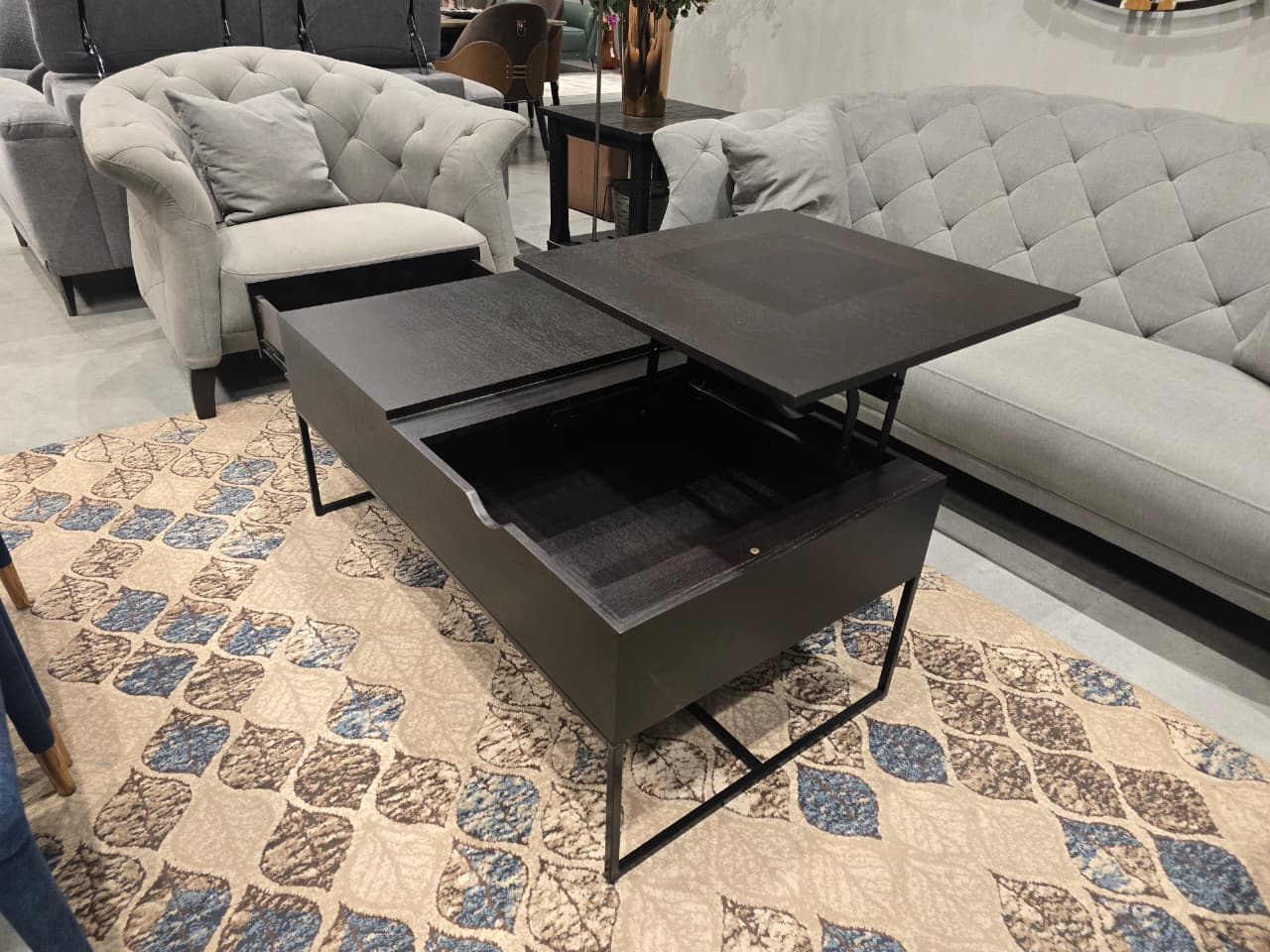 702 - COFFEE TABLE - OUTLET